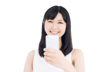 スマートフォンで写真を撮る女性