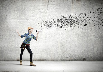 Obraz premium Construction worker announcing something