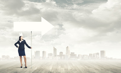 Obraz premium Woman wearing paper crown