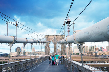 Naklejka premium Viewing Manhattan at sunset from Brooklyn Bridge