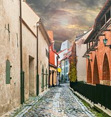 Średniowieczna ulica w starym Ryskim mieście, Latvia, Europa - 75779978