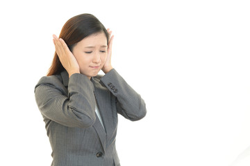 耳を押さえる女性
