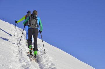 Fototapeta na wymiar Zwei Männer auf Skitour im Aufstieg