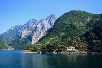 Fototapeta premium Lac de Koman, Albanie