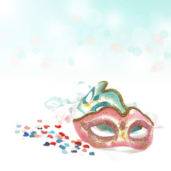 Karnevalsmasken freigestellt mit rosa und blauem Bokeh