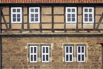 Fototapeta na wymiar Fenster in einem Fachwerk-Haus