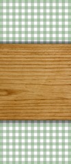 Holzbrett auf grünem Tischdeckenmuster