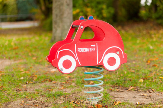 Feuerwehr-Federwippe auf dem Spielplatz