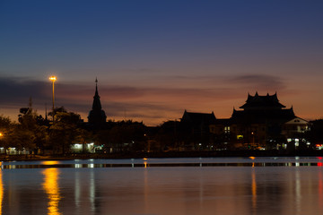 Obraz premium silhouette temple Thailand at twilight time