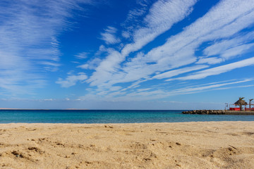 Fototapeta na wymiar Strand mit Meer Urlaub