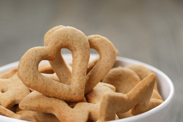 Naklejka premium heart cookies for valentines day in white bowl on wood table