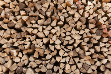 Aufgestapeltes Kaminholz