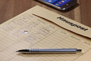 Hausposttasche auf Schreibtisch