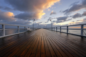 Molo i wschod słonca nad Morzem Bałtyckim © janmiko