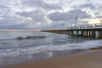 Morze,  plaża o wschodzie słońca © janmiko