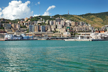 Fototapeta na wymiar Blick auf Genua mit Hafen-Terminal Ponte Doria