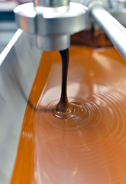 fl&uuml;ssige Schokolade in einer Pralinenfabrik // Liquid chocolate