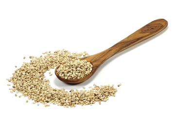 Sesam mit Löffel aus Olivenholz isoliert auf weißem Hintergrund