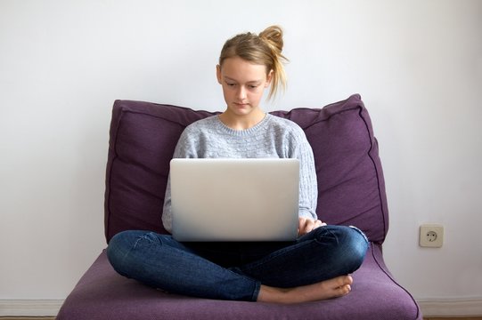 Teenager M&auml;dchen mit Laptop