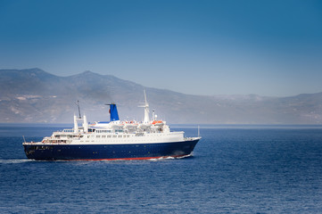 Obraz na płótnie Canvas cruise ship arriving in port of Athens, Greece