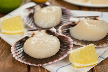 Raw scallops