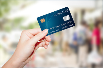 female hand holding credit card - obrazy, fototapety, plakaty