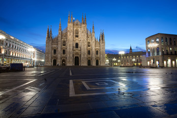 Fototapeta na wymiar Piazza Duomo all'alba