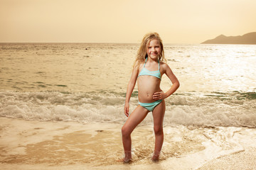 Fototapeta na wymiar Girl on the beach