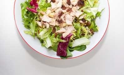 Chicken salad with tomatoes and raisin