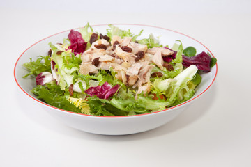 Chicken salad with tomatoes and raisin