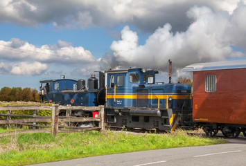 Fototapeta premium Lokomotywy parowe na równinie w Baie de Somme w Pikardii