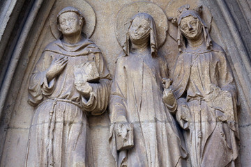 Fototapeta na wymiar Statue of Saints, facade of Minoriten kirche in Vienna