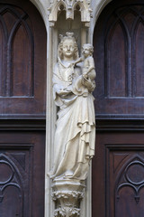 Virgin Mary with baby Jesus, portal of Minoriten church, Vienna
