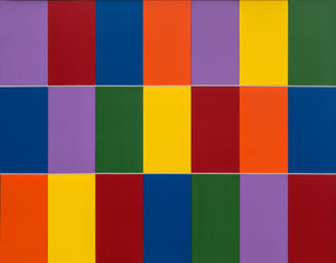 Bunte Hausfassade aus rechteckigen Platten