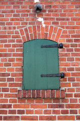 Fensterladen vor Backstein