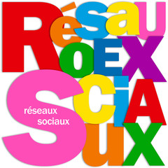 Mosaïque de Lettres "RESEAUX SOCIAUX" (médias internet web)
