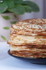 Большая стопка блинов на столе