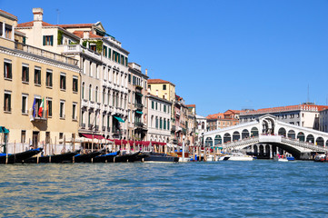 Fototapeta na wymiar view of the Grand Canal and Rialto Bridge in Venice, Italy.