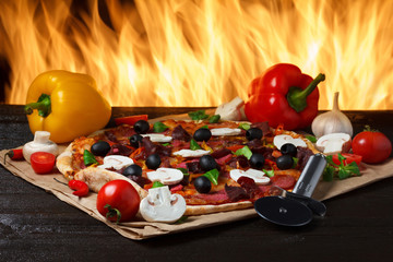 Obrazy na Szkle  Gorąca pizza z ogniem piekarnika w tle