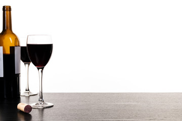 Wein und Gläser