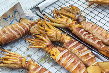 Naklejka premium gegrillter Tintenfisch an einer thailändischen Garküche