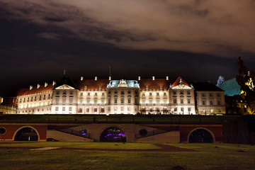 Naklejka premium Night panorama of Royal Castle in Warsaw