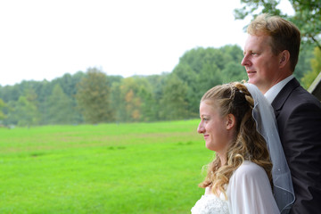 bridal couple in front of natur background