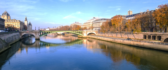 Fototapeta premium Seine river and Old Town of Paris (France) in the morning