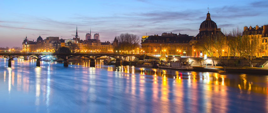 Fototapeta Seine river and Old Town of Paris (France) at night