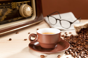 Eine Tasse Kaffee mit Zeitung und Radio