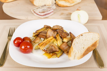 fried potatoes with bacon