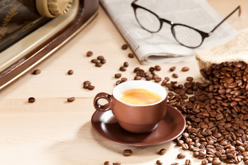 Eine Tasse Kaffee mit Zeitung und Radio