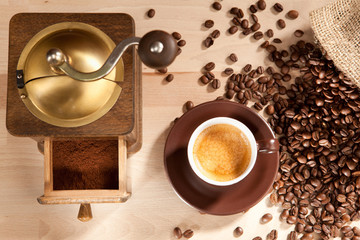 Genuss von frisch gemahlenen Kaffeebohnen