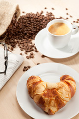 Aromatisches Frühstück mit klassischer Lektüre